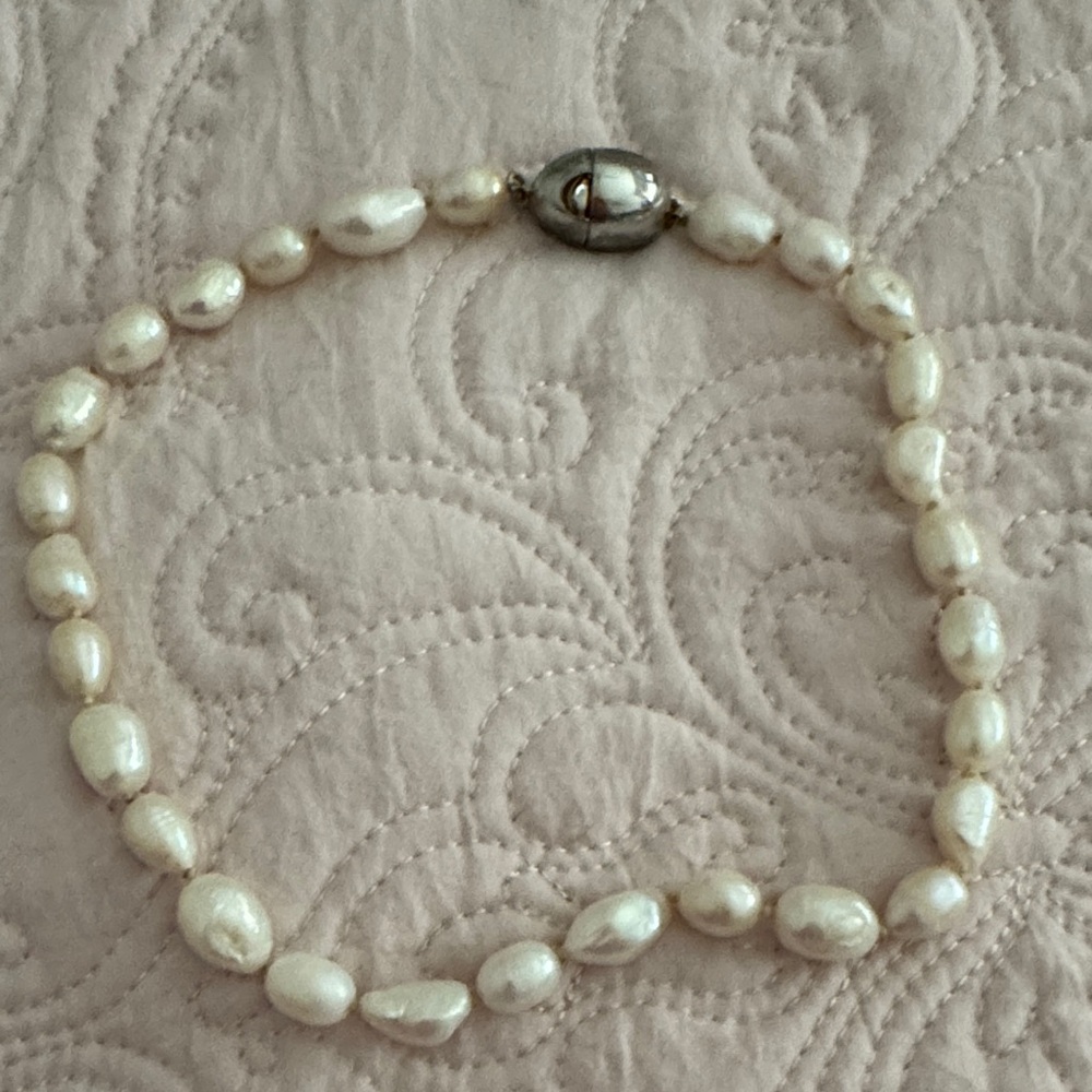 Elegant Pearl Necklace with Silver Clasp